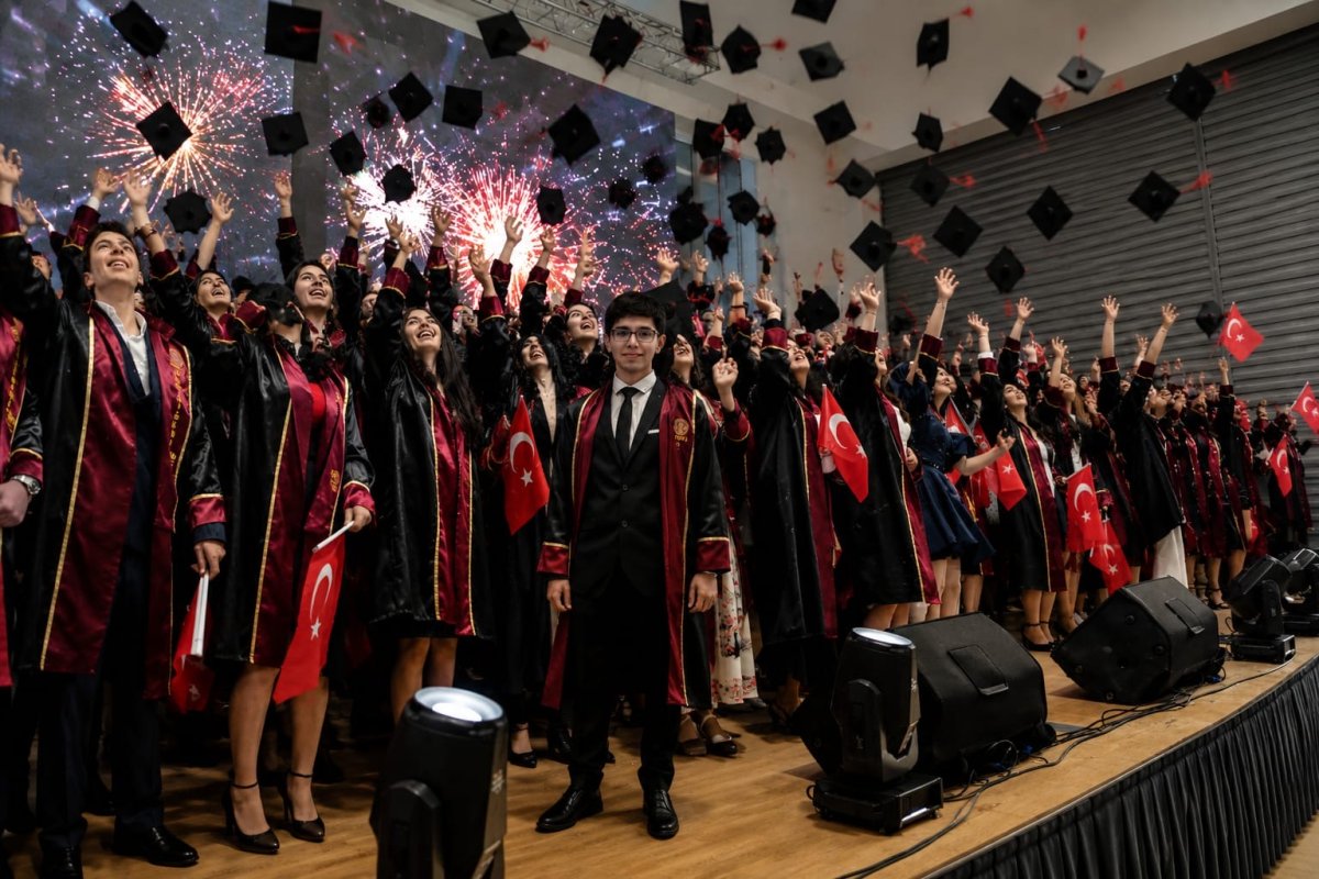 SÜLEYMAN DEMİREL FEN LİSESİ’NDE MEZUNİYET GURURU
