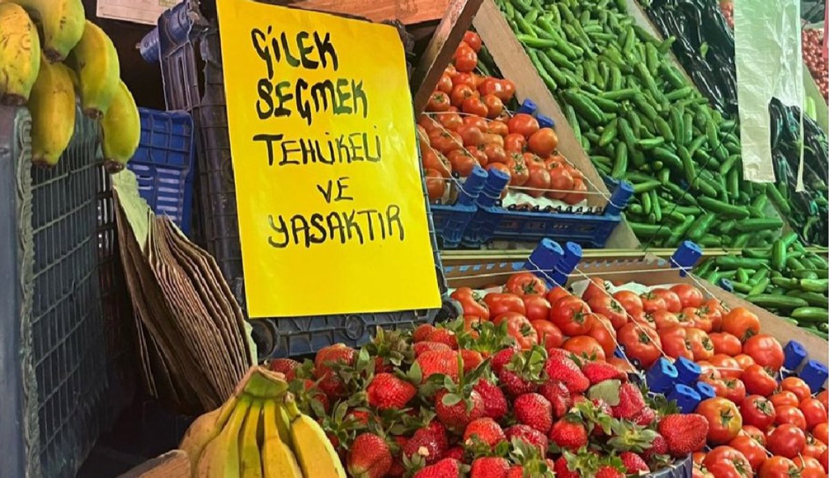 Manav Tezgâhındaki Uyarı Sosyal Medyada Gündem Oldu: “Çilek Seçmek Tehlikeli ve Yasaktır”