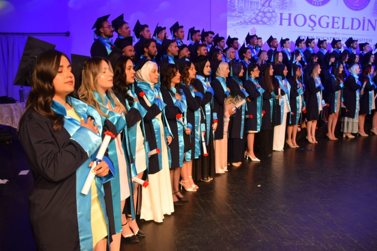 AKÜ Veteriner Fakültesi’nde Mezuniyet Coşkusu: 110 Öğrenci Diplomalarını Alarak Kep Attı