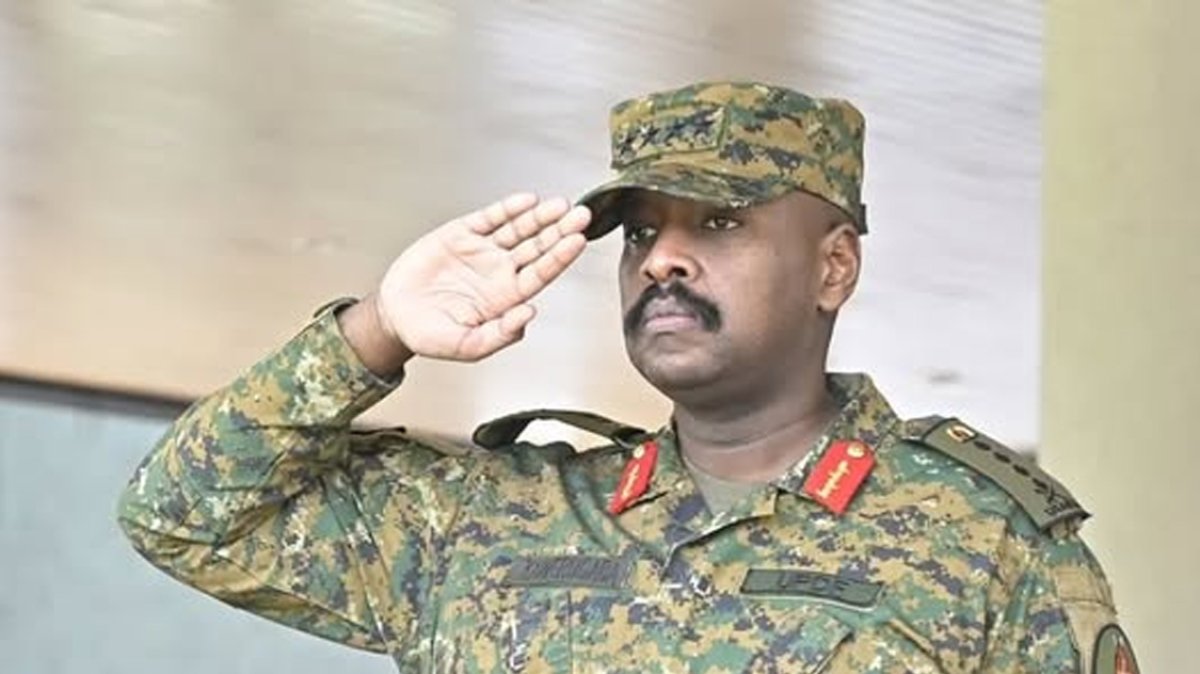 Muhoozi Kainerugaba KAŞINIYOR
